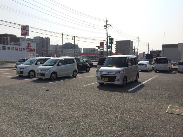 安全食堂にある大きめの駐車場