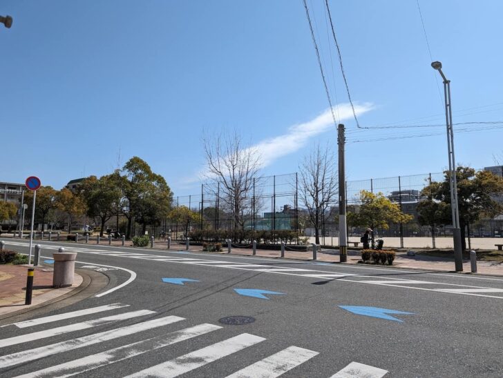 姪浜駅南口から出てまっすぐ歩くと姪浜中央公園がある