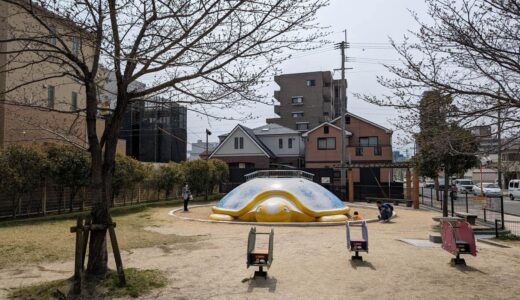 「姪浜明治通公園（姪の浜1丁目）」大通り沿いの小さな公園。桜の季節に来たい