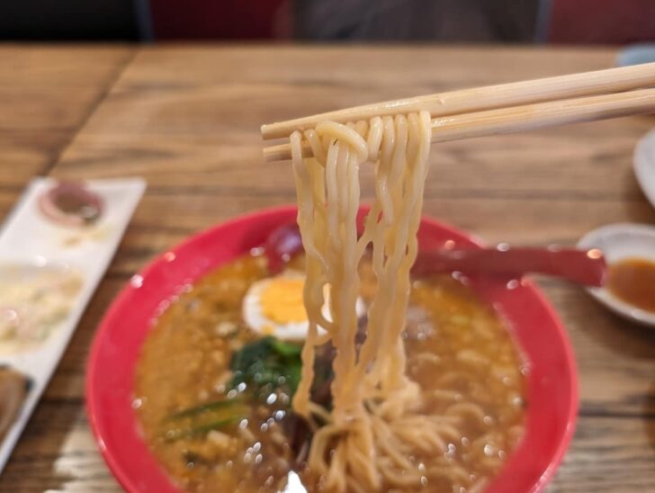 麺屋慶史製の麺は、ややちぢれがあり加水率高めでツルツル