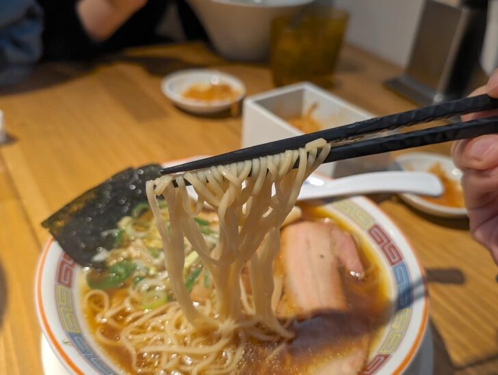 ニボニボ感のほしい人には物足りないかもしれませんが、普通においしい醤油ラーメン