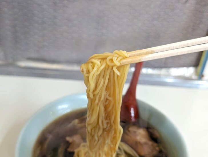 特注という卵麺にからめてすすると、少し味わいが増す印象