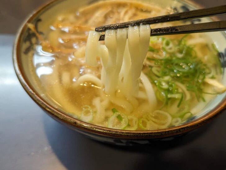 平打ちの麺は、適度なもちもち感とコシがありつつも柔らかい