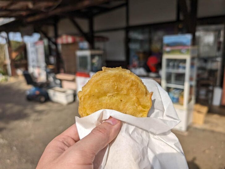 帰りにぜひ食べておきたいのが、名物の「芋天おばちゃん」がつくる芋の天ぷら