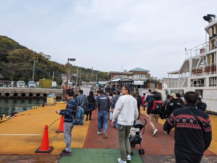 能古島に着くと、乗客がぞろぞろと降りていく