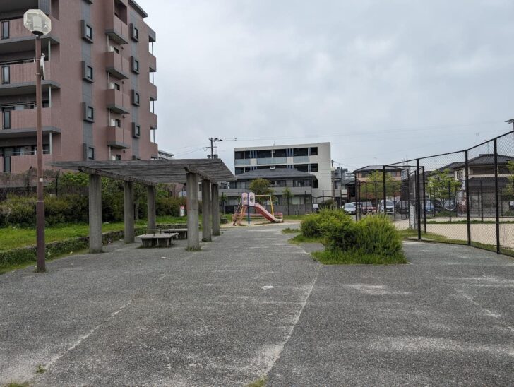 屋根っぽい木組み（でも雨は防げない）ベンチ、遊具