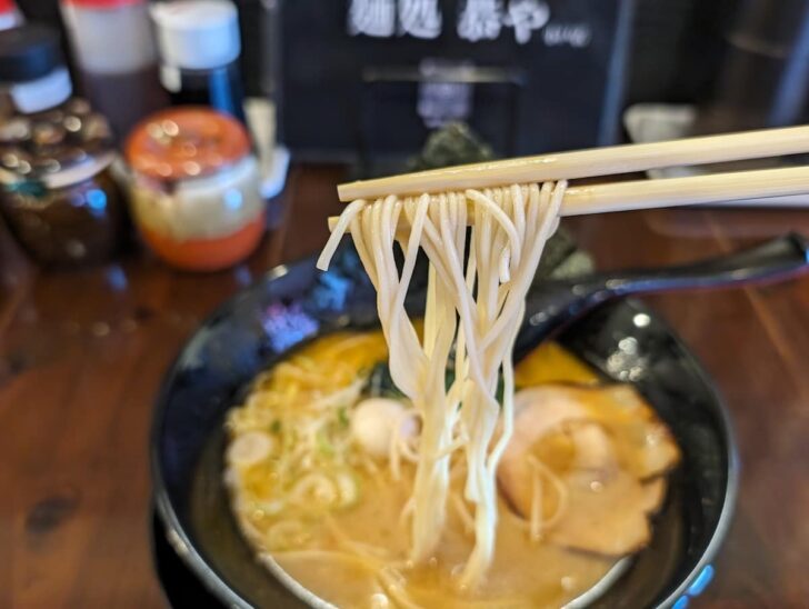 スープは博多らしい極細麺