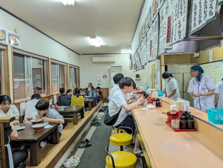 店内には座敷席とカウンター席あり