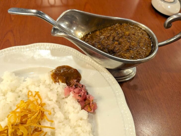 ほぐした牛肉で粘度の高いカレー