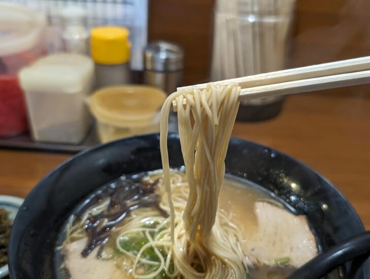 麺は極細で、ラードの層もあってスープがアツアツなのですぐに火が通ってしまう