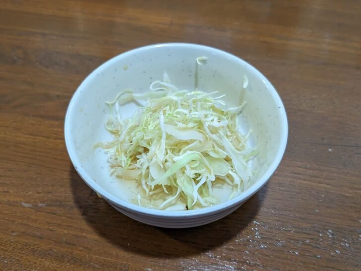 ラーメンを待っていると、まず出てきたのがなんと千切りキャベツ