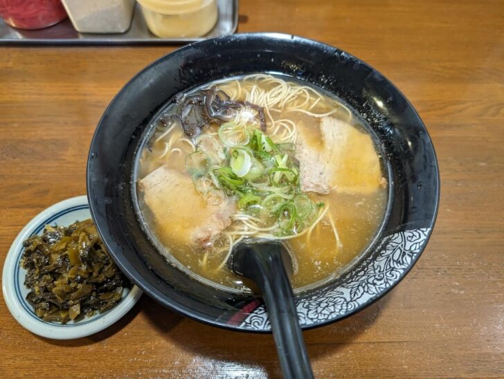 やってきたラーメンは、なかなかに特徴的なビジュアル