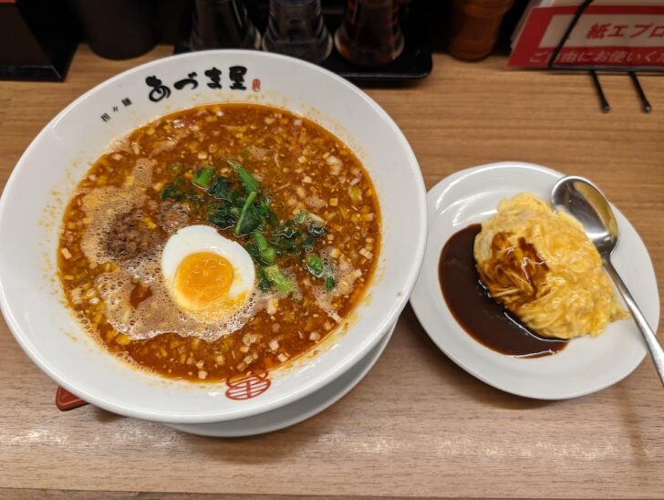 赤の担々麺（900円）にオムライス小（350円）