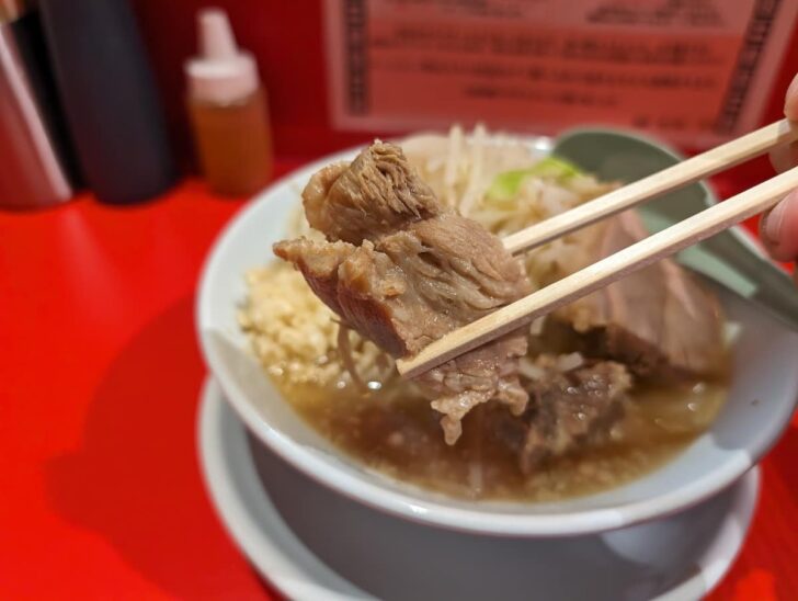 タレがしっかり染み込んでいて食べごたえのあるチャーシュー