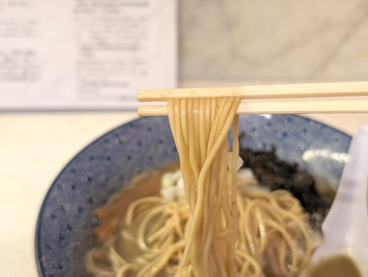 麺は福岡ではスタンダードな細麺、少し硬めでややポキっとした食感が残っていて歯ごたえがある