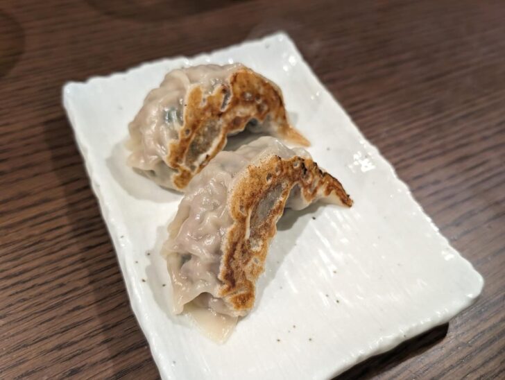 店のもうひとつの自慢が、手包みの餃子