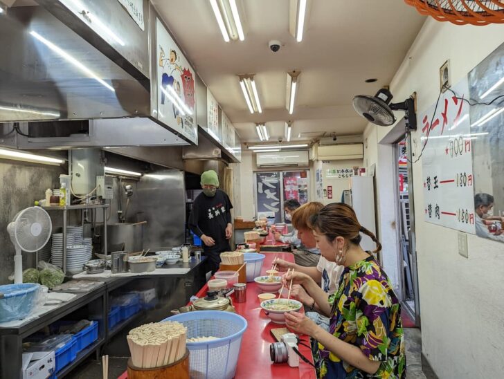 店内は細長くカウンター席のみ