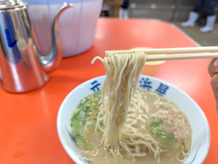 加水率低めでやや伸びやすい細麺