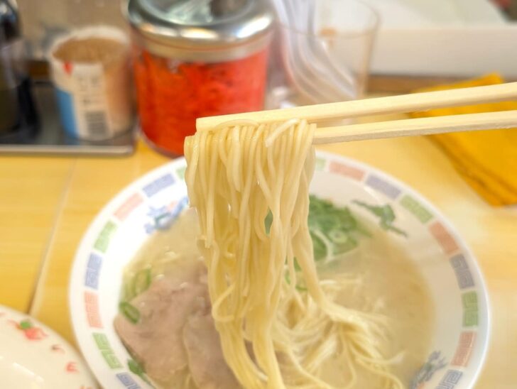 麺は加水率低めのストレート細麺