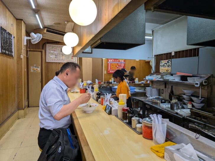 西新店は大きめのL字カウンター席のみ