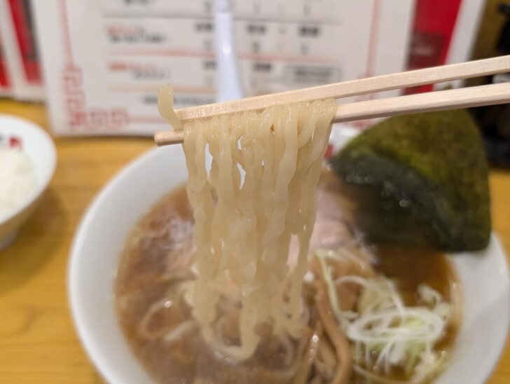 麺は、加水率高めのちぢれ麺