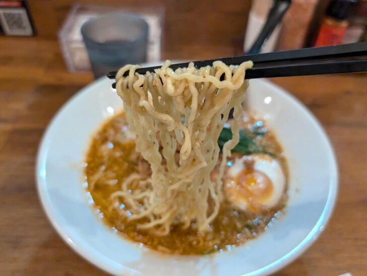 麺は加水率やや高め、細めのちぢれ麺