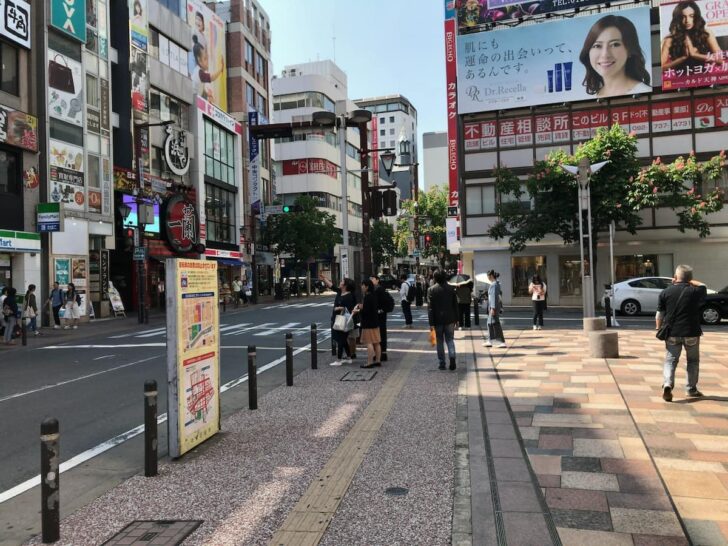 天神西通り、岩田屋と西日本シティ銀行の前