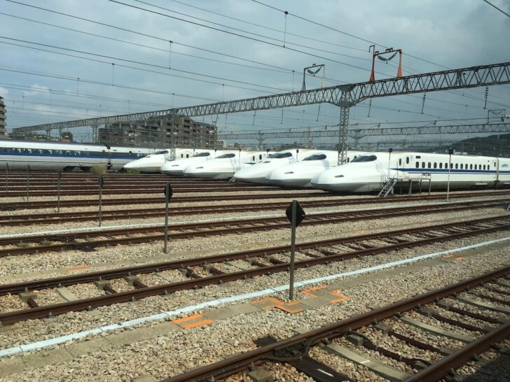 新幹線がずらりと並ぶ、鉄道ファンならずともテンションの上がる風景