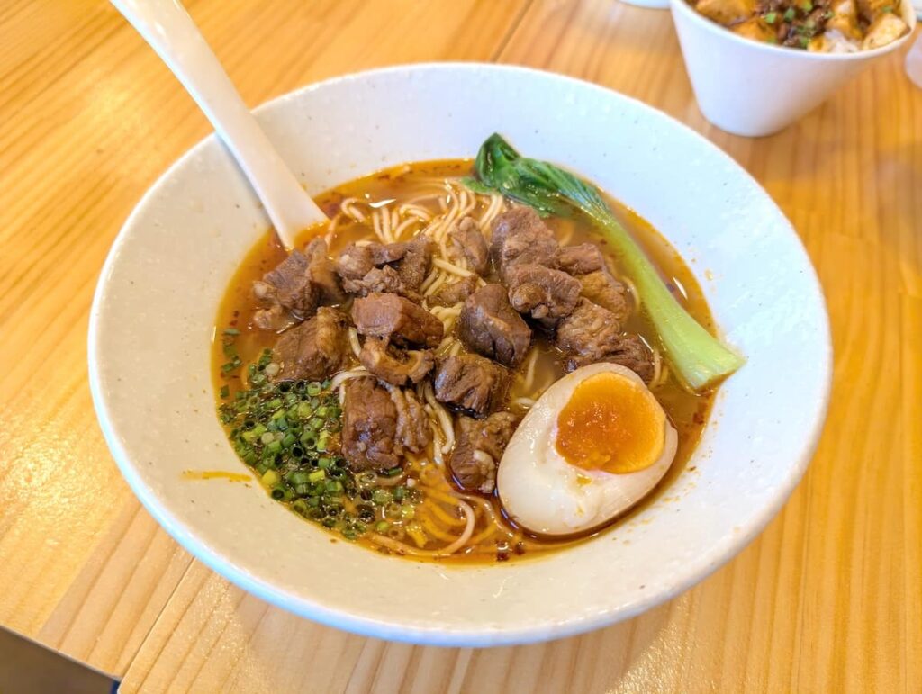 上海ラーメン 董記麺館の牛肉麺