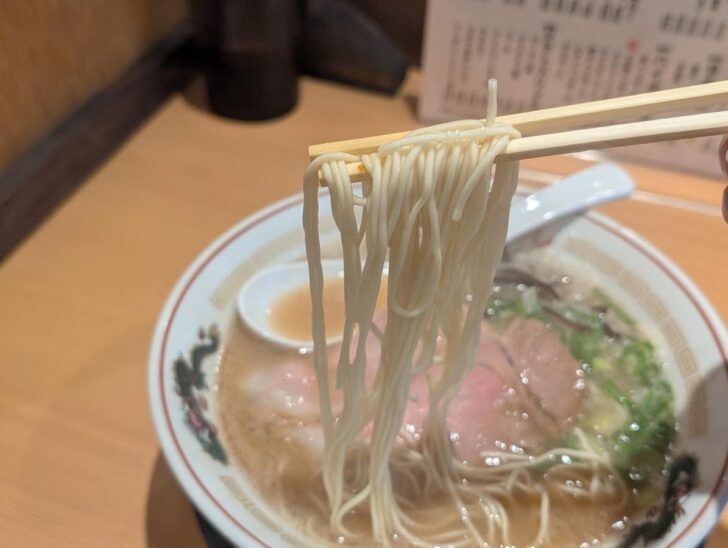 麺はスタンダードな細麺。うまうまスープがしっかりからんで最高