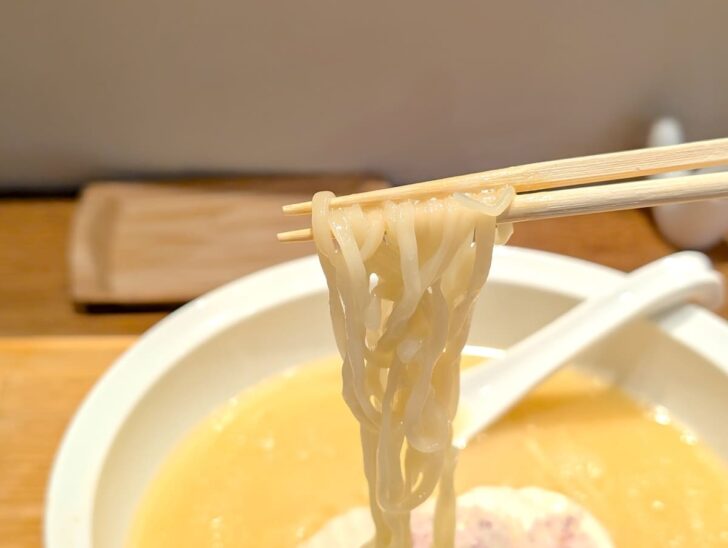 やや加水率高めでチュルっとした麺