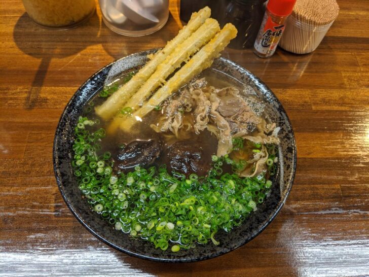 肉・ごぼ天・しいたけの入ったうどん