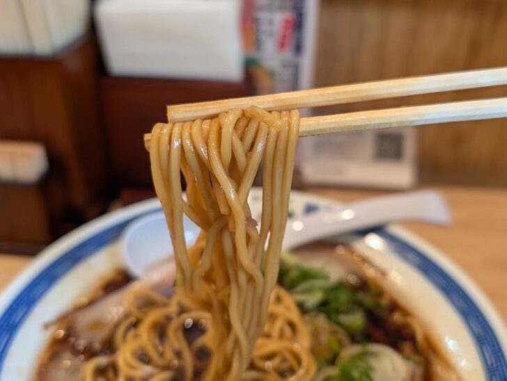 しっかり味のスープにコーティングされた慶史の麺