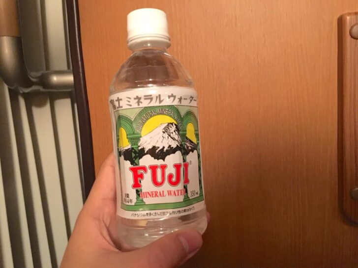 乗務員さんがチェックついでにペットボトルの水を配ってくれた