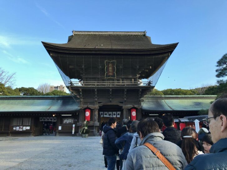 筥崎宮の正面には立派な楼門（ろうもん）
