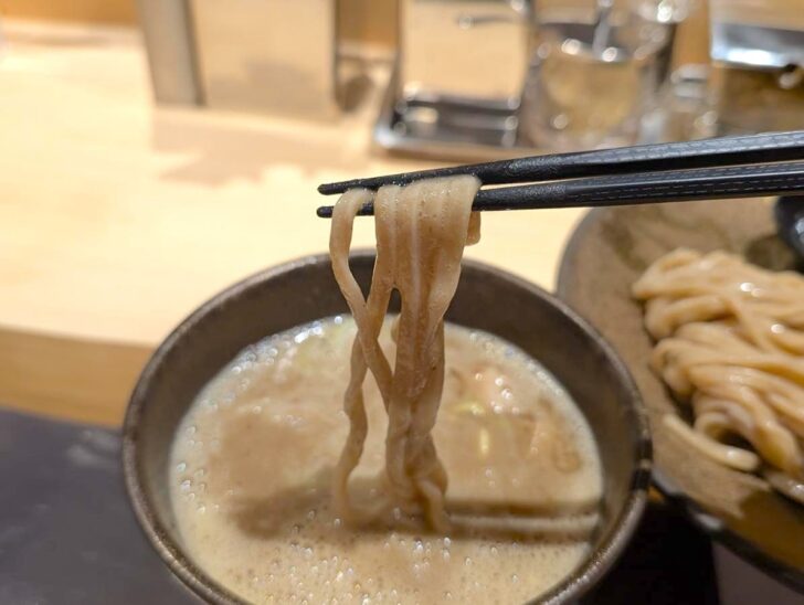 立派な麺をつけて食べてみる