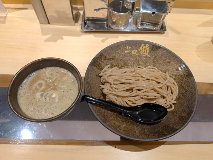 麺もスープも同じような色をした、博多一双 雙のつけ麺
