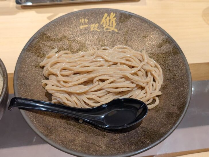 つけ麺のために特別に開発したという中太平打ち麺