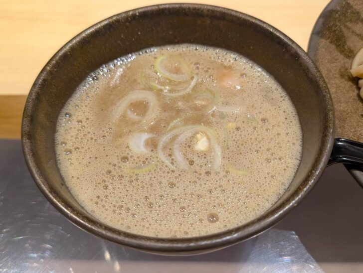 魚介ダシをブレンドしたためか、博多一双のものよりもやや濃い色のスープ