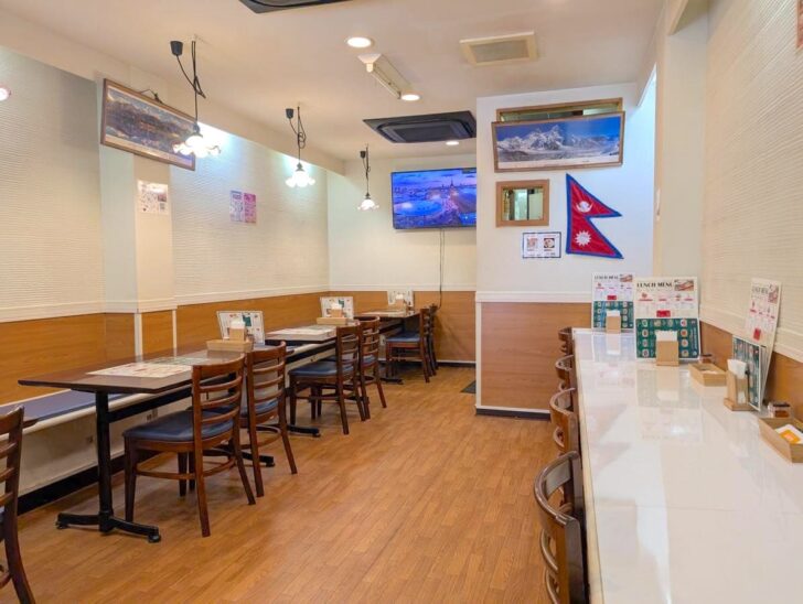 店内は壁沿いのカウンター席とテーブル席