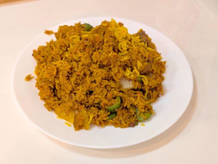 「ガウレ博多店」のビリヤニは全体がしっかりカレー色