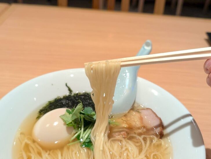 ツルツルと食感のよい細麺