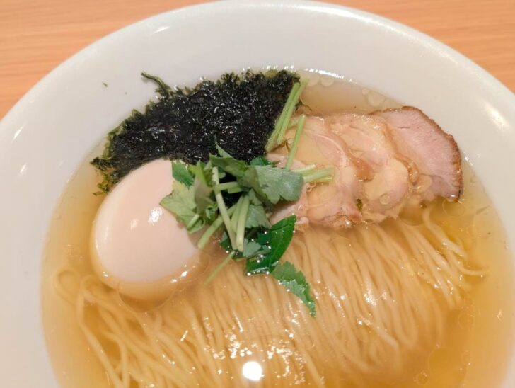 トッピングは半熟卵、霧島鶏チャーシュー、岩海苔、三つ葉