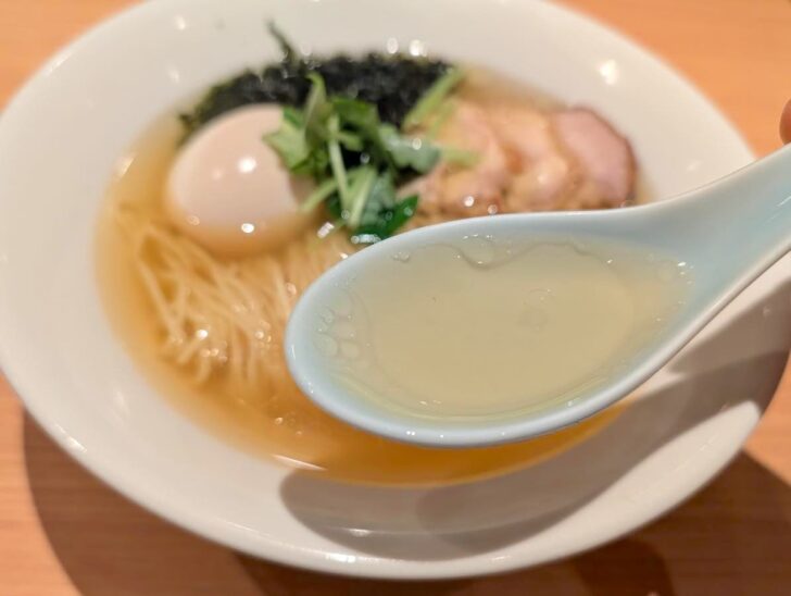 無添加・無化調のスープは、見た目通り透き通った味わい