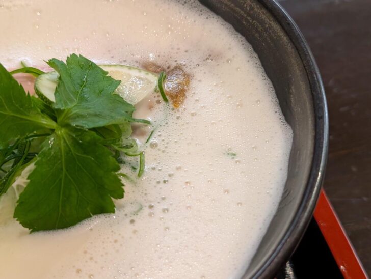 泡系の豚骨ラーメンとは全く違う泡