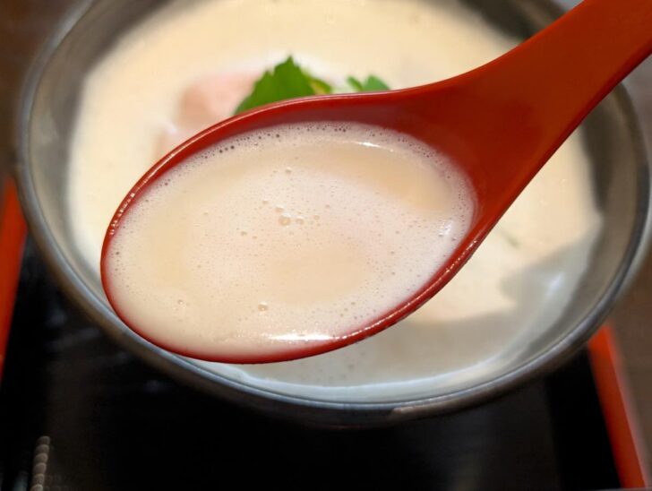 これまで味わったことのない奥行きのある味わいと香りが一気に広がるスープ