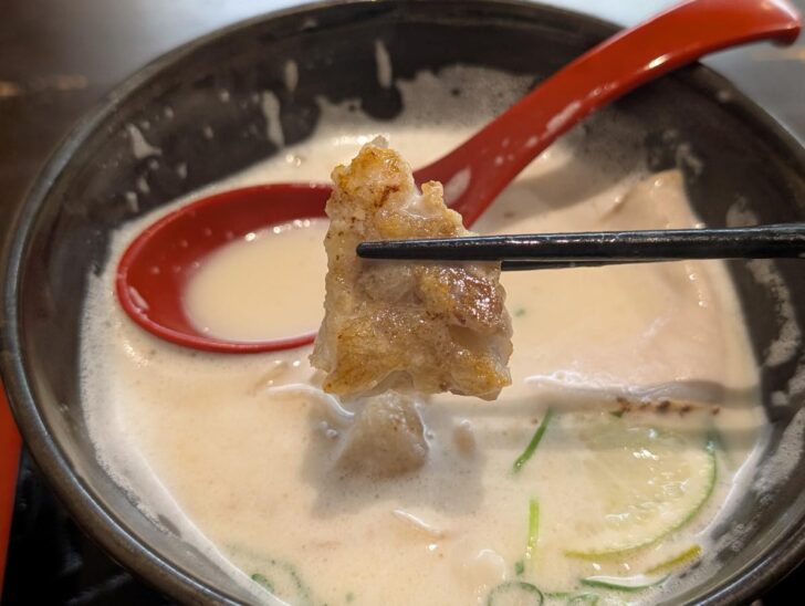 香ばしさと食感をプラスしてくれる炙り豚足