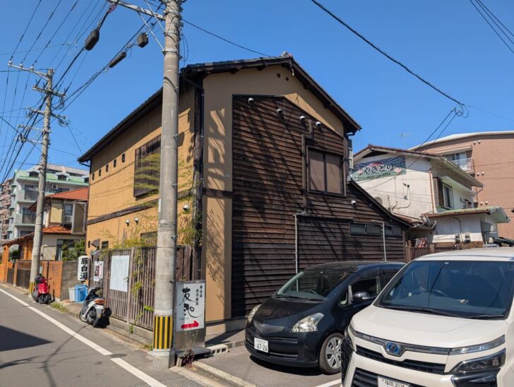 かつて割烹だった趣を残す雰囲気のある建物