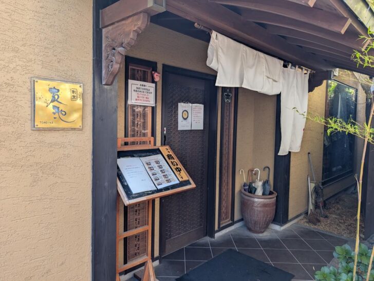 ラーメンの店にしては高級感のある玄関ですが、気にせず中へ