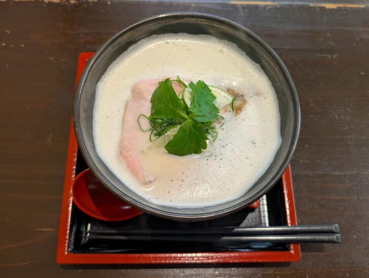 友池の豚白湯そばは、カプチーノのようなきめ細かな泡で覆われている